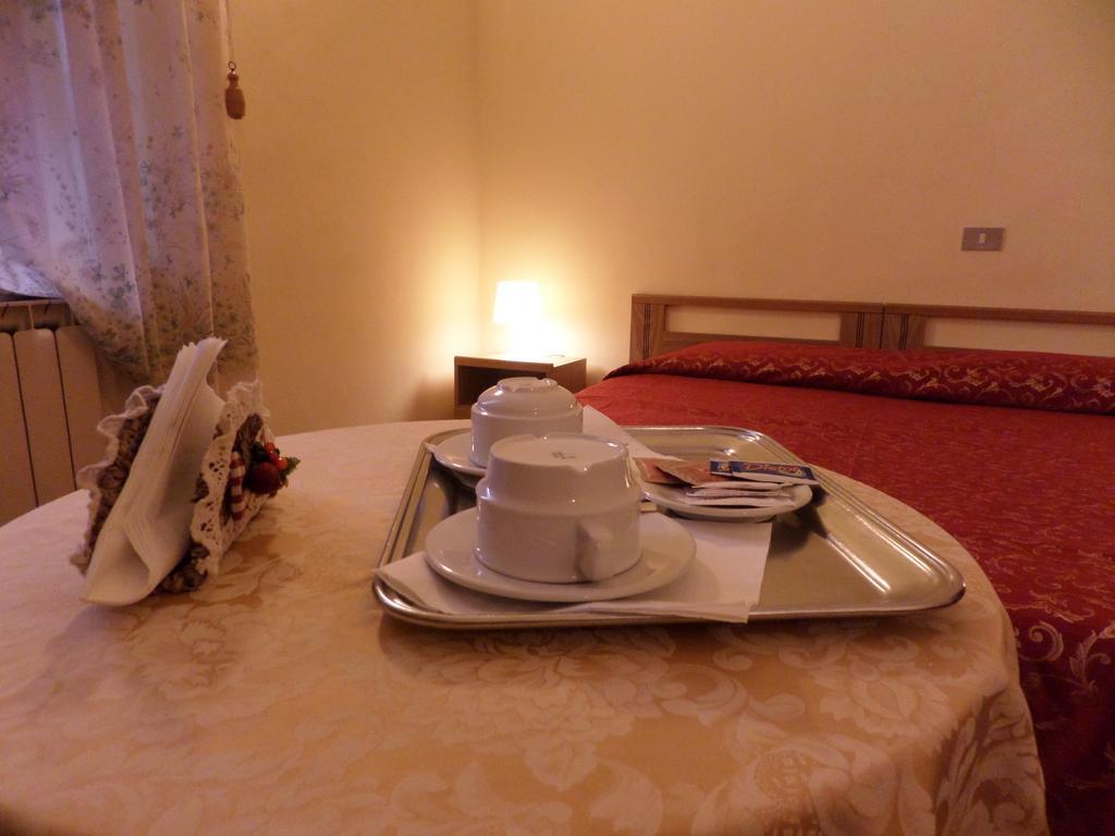 Hotel Delizia Genovese Montecatini Terme Pokoj fotografie